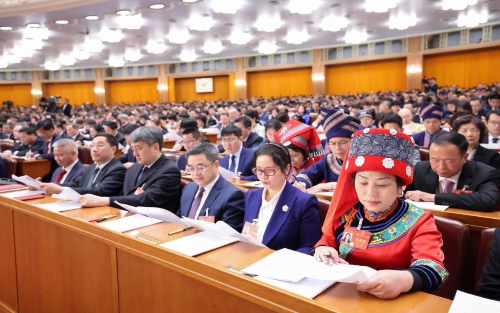 3月8日，十四屆全國人大二次會議在北京人民大會堂舉行第二次全體會議。這是代表們在認真聽會。新華社記者 劉衛兵 攝