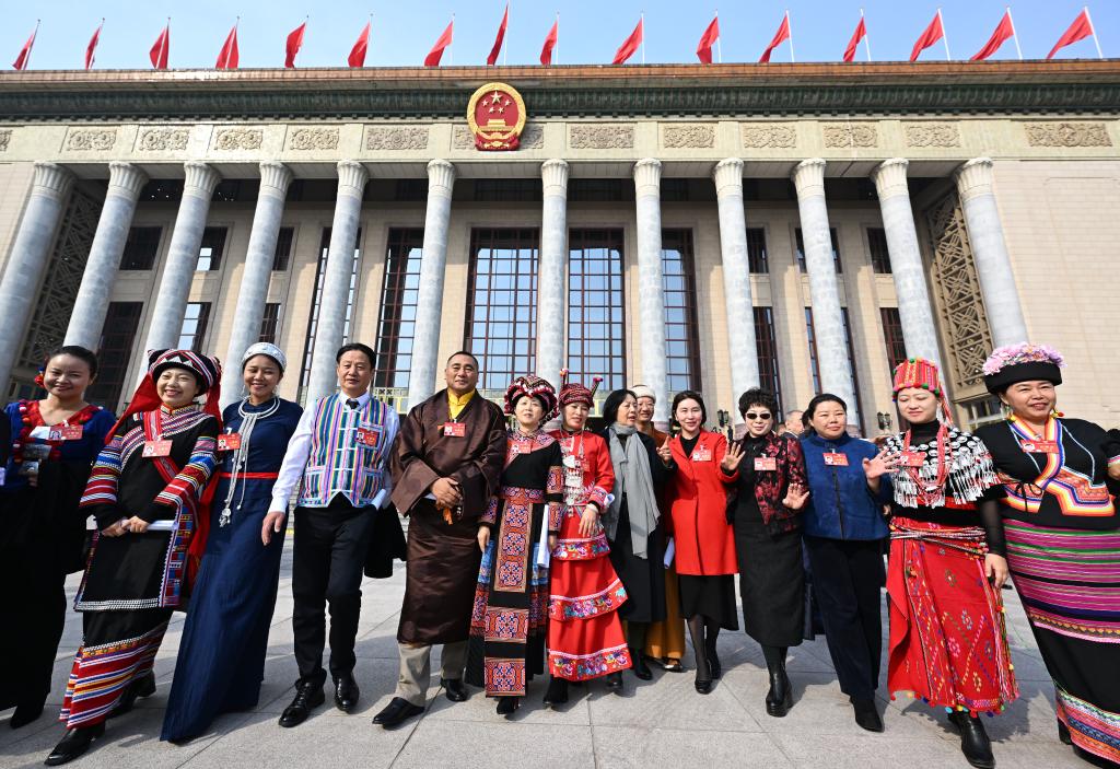 3月10日，中國人民政治協商會議第十四屆全國委員會第二次會議在北京人民大會堂舉行閉幕會。這是閉幕會后，委員們走出人民大會堂。新華社記者 陳曄華 攝