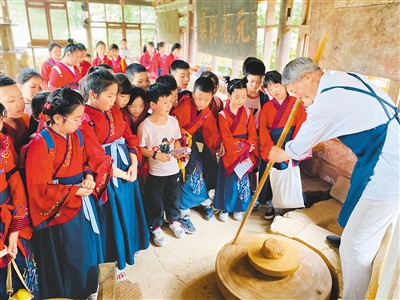 邛崍市西街小學學生在邛窯國家考古遺址公園觀看窯工演示古法拉坯